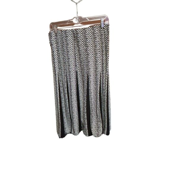 Roz & Ali Black and White Chevron Print Skirt - Size Medium - Picture 2 of 4